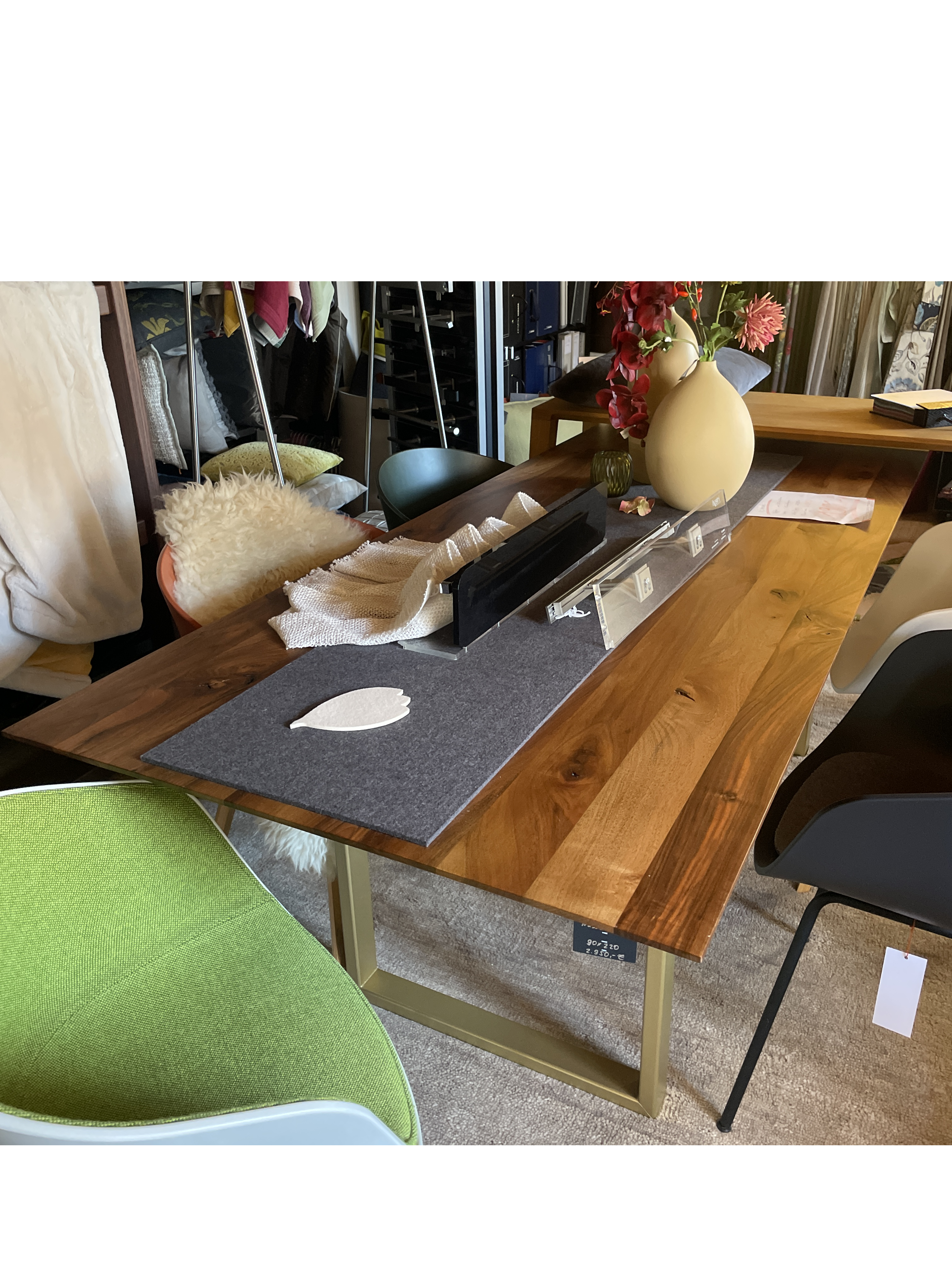 Melior Design Tisch Nussbaum mit Gestell Messing