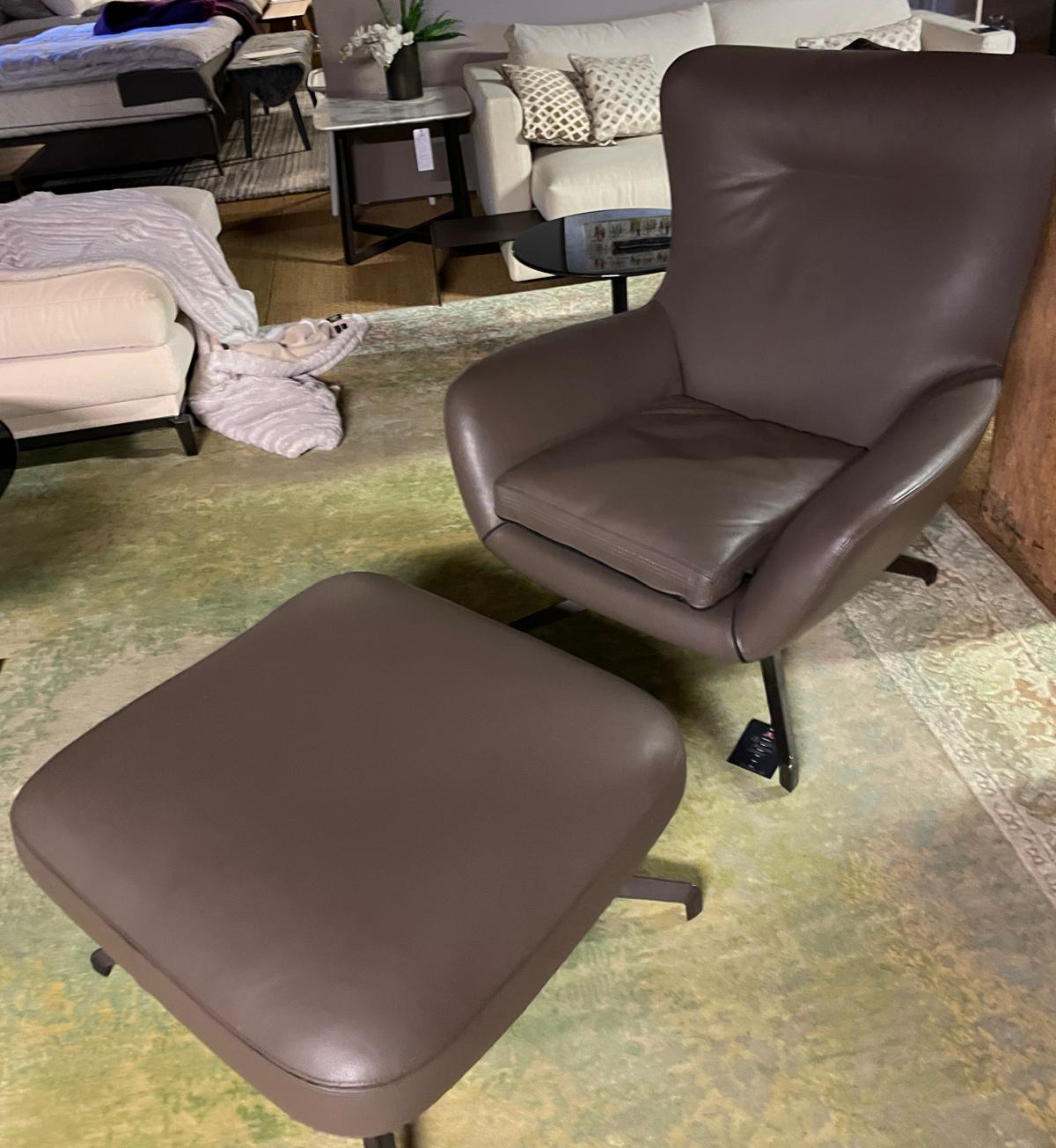 Minotti Jensen Sessel mit Hocker in Leder